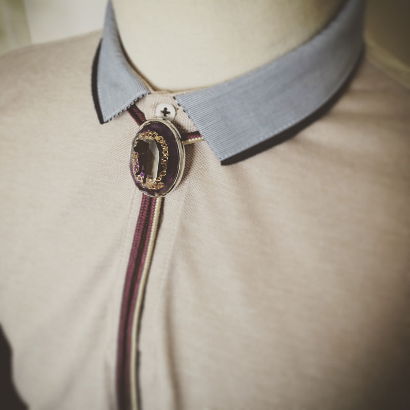 ポロシャツにループタイ