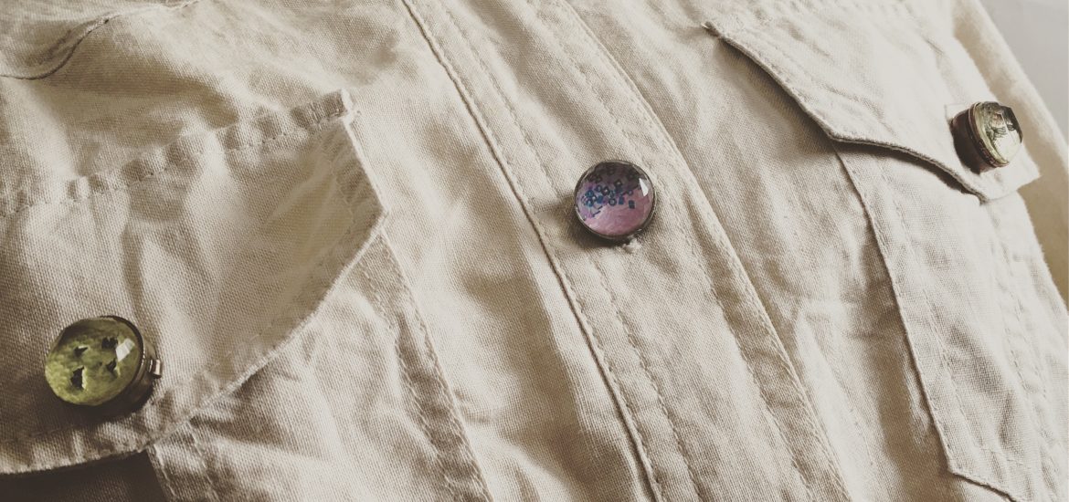 シャツの印象が変わるボタンカバー