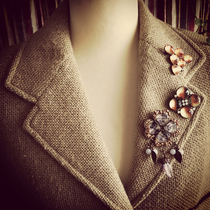 ブローチといえばジャケットに合わせたい