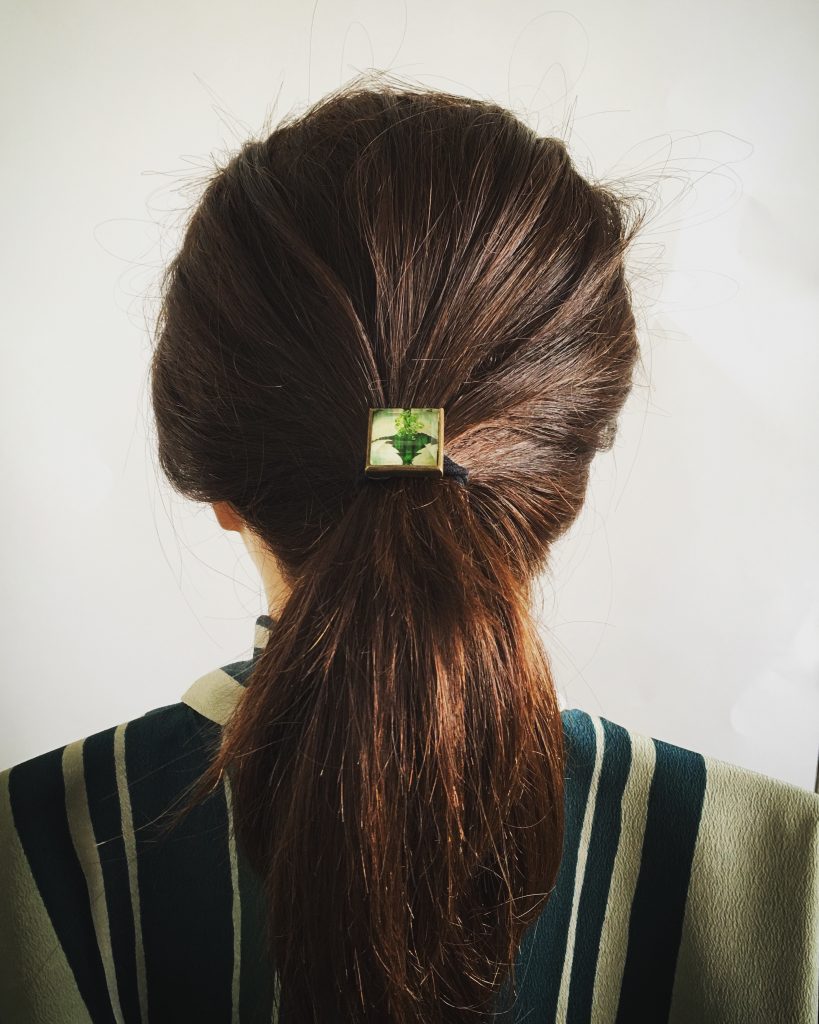 四角い緑のヘアゴムでまとめ髪