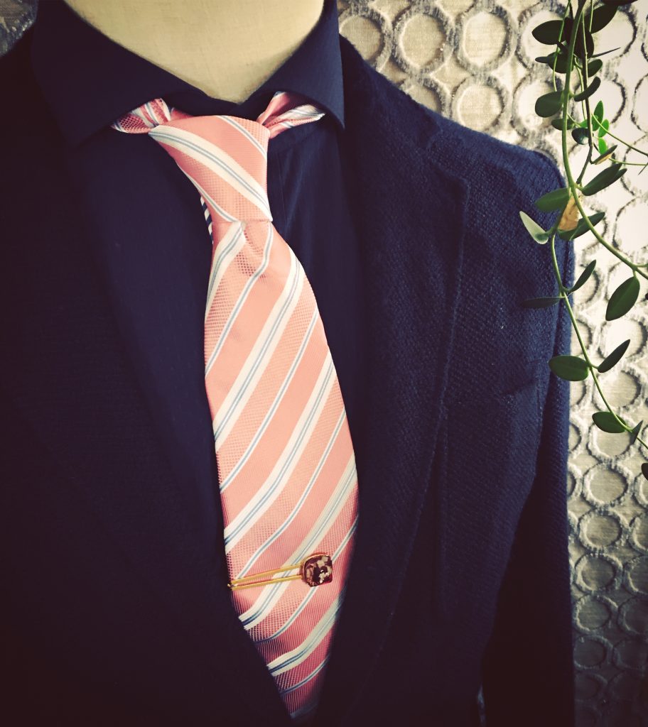 ピンクのネクタイにタイピン