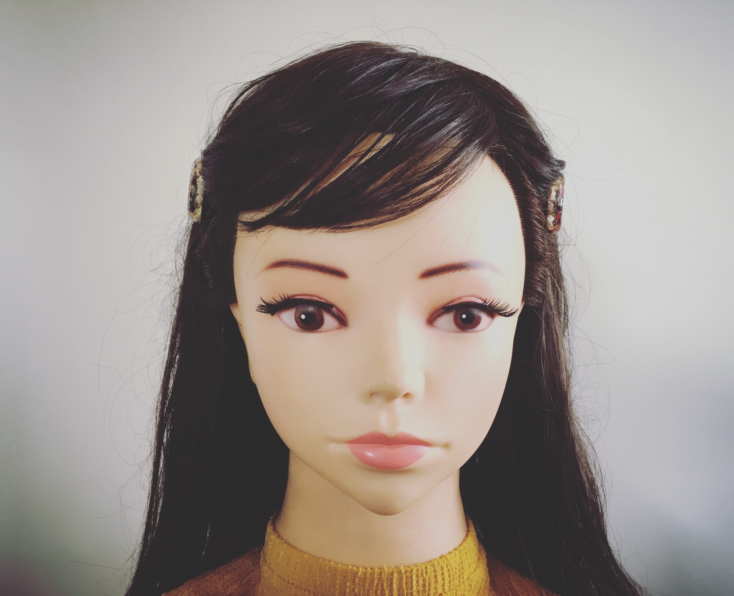 ぱっちん留めヘアピンを左右に着けた女性