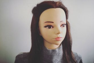 ハーフアップスタイルの女性