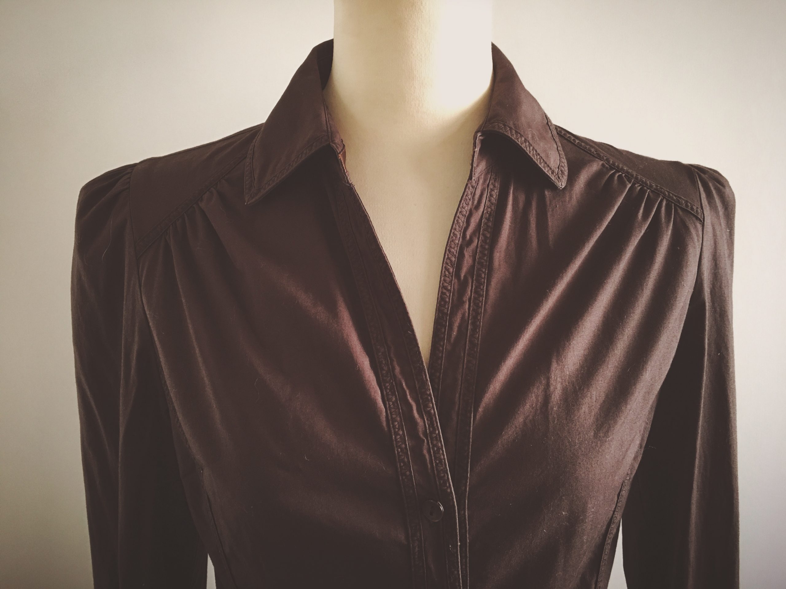 シャツに合わせる革紐チョーカー