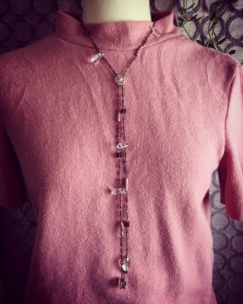 ピンクのセーターにロングネックレス