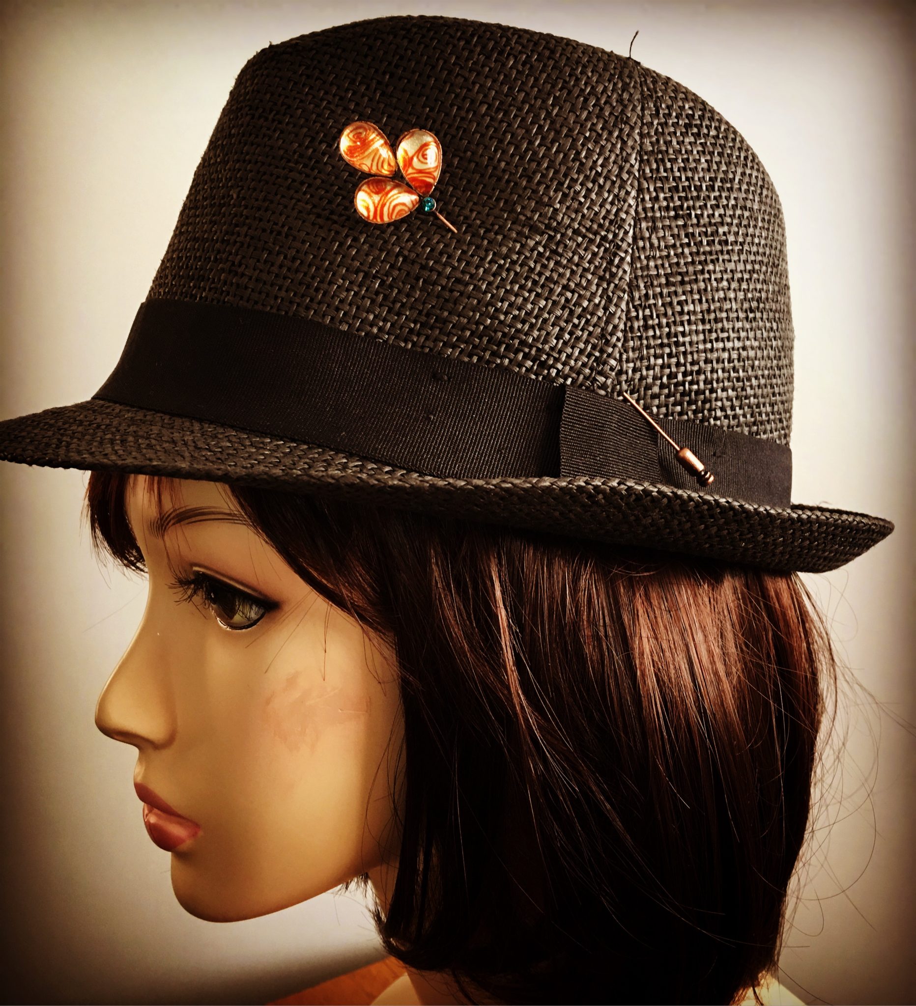 春のおしゃれなハットピンコーディネイト TAMARU産新聞