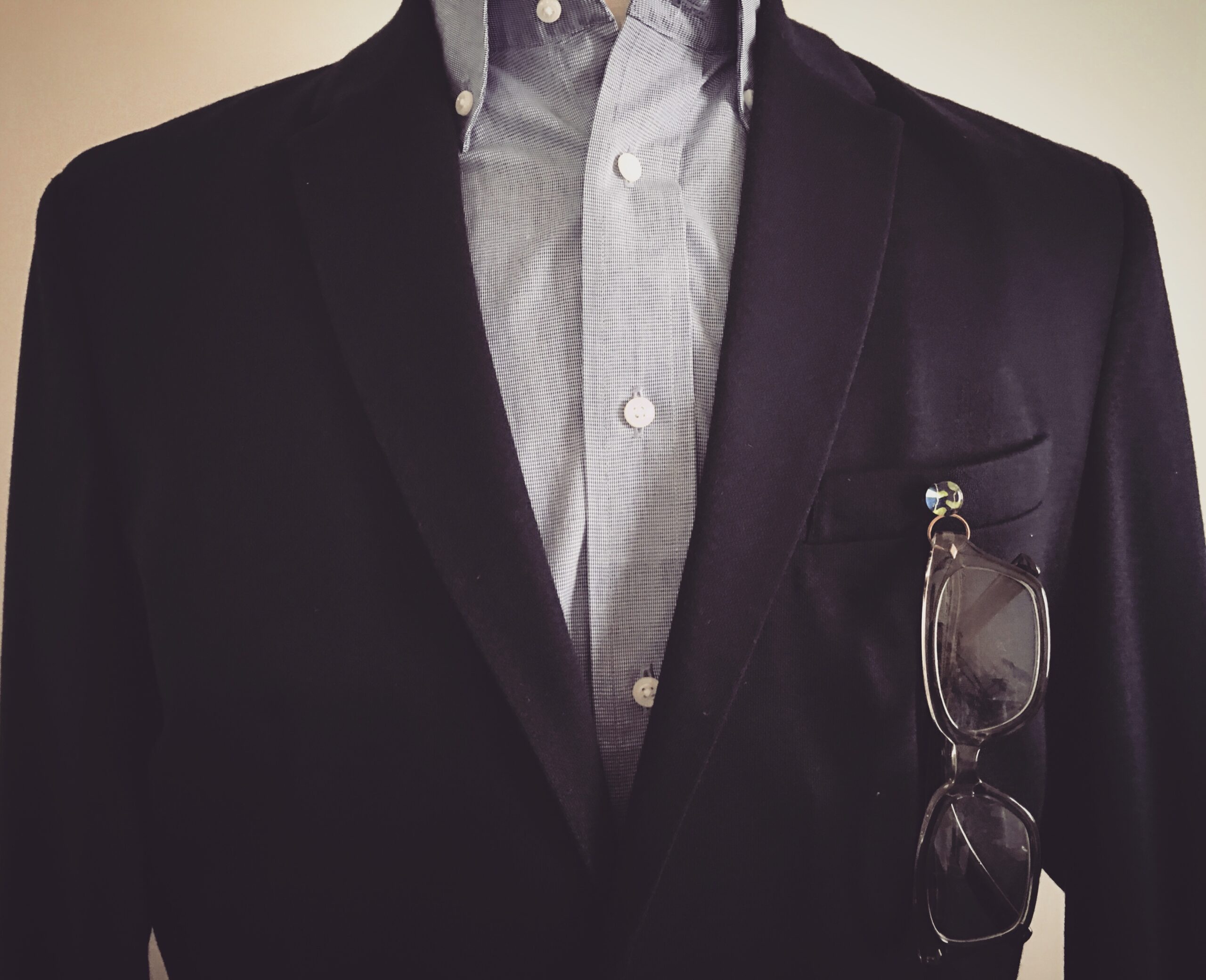 父の日におすすめのギフト｜眼鏡ホルダーピンブローチ