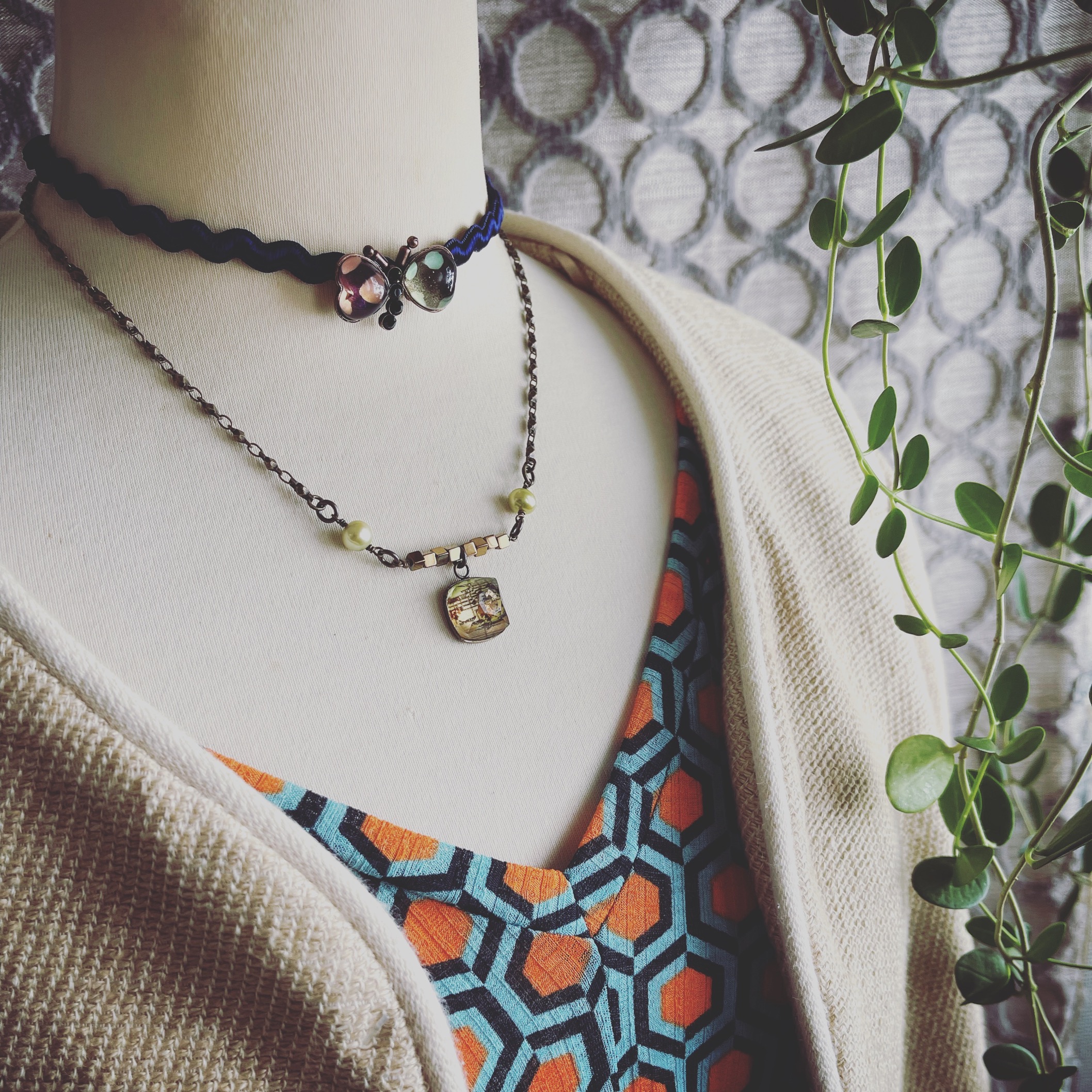layering-of-chokers-and-necklaces