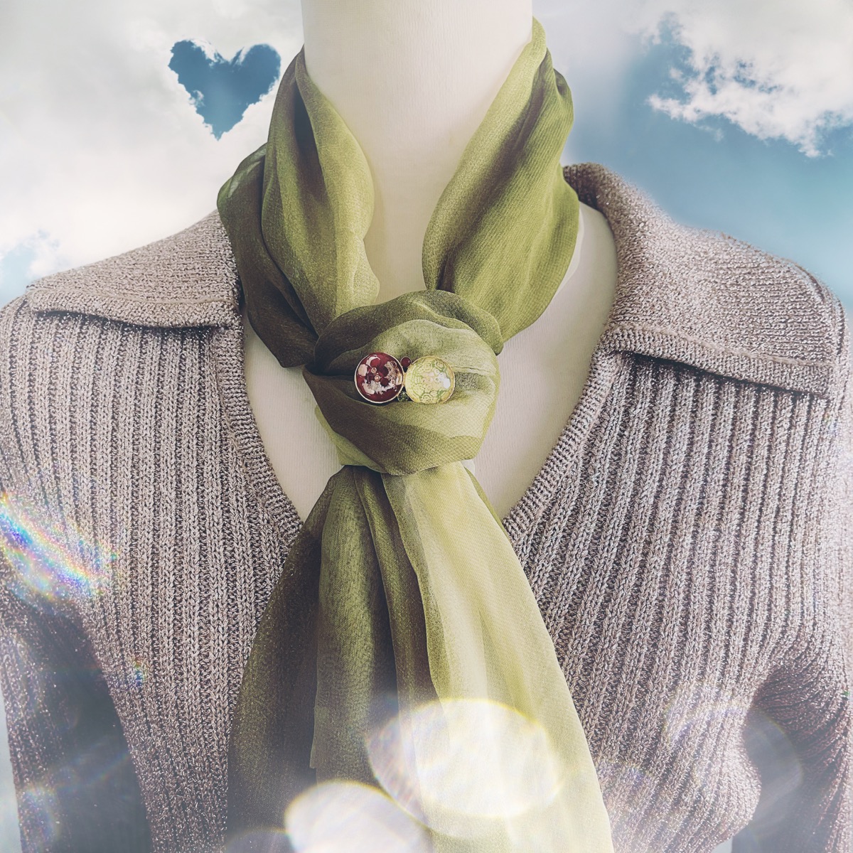 ブローチを使ったスカーフの留め方