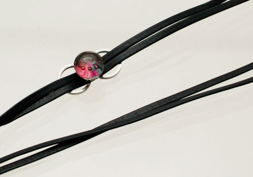 ２連黒革ひものピンク飾りの革紐メガネチェーン
