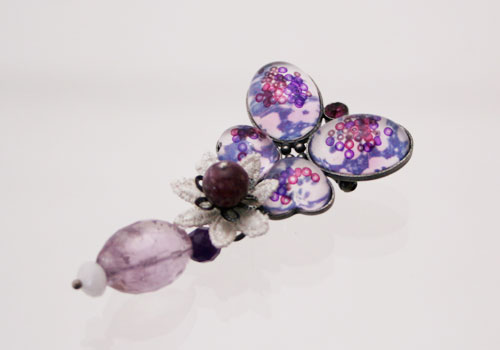 紫の梅柄蝶ブローチ