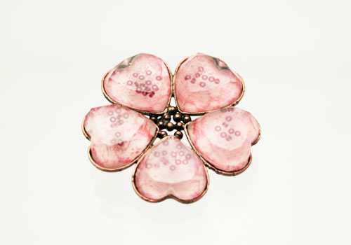 ピンクの梅柄お花ブローチ[brooch]（金属アレルギー対応）