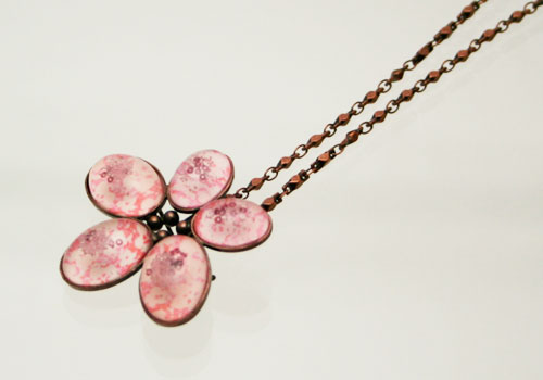 ピンクの梅柄の花のブローチネックレス
